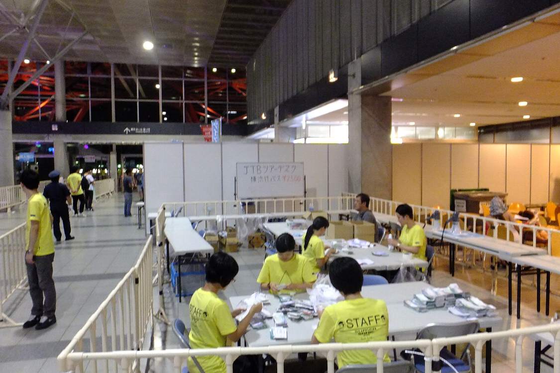 日曜午前0時30分ごろ。チケットの確認。