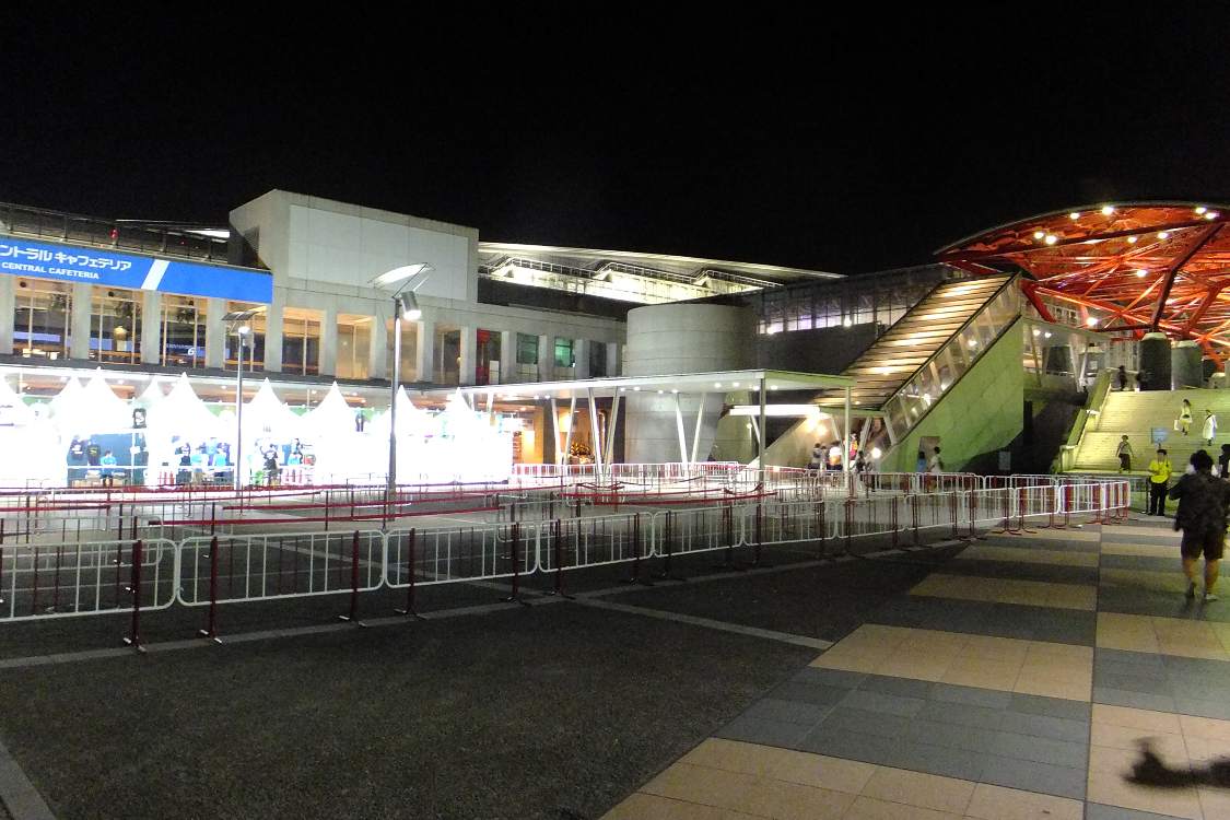 日曜午前0時35分ごろ。グッズ売り場は営業終了間近。