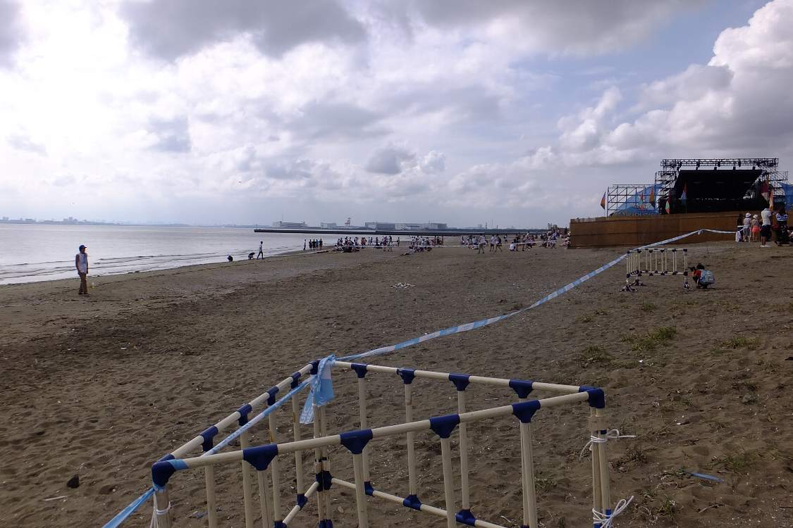 長い規制線はただ見防止のためか。