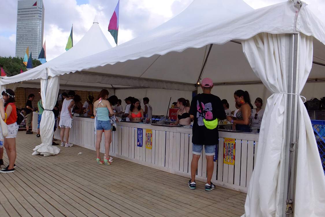 例年通りの後方のバー。