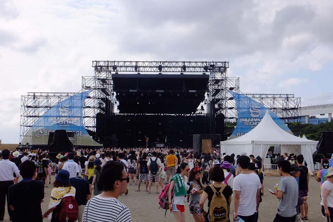 今年からステージが大型化していた。