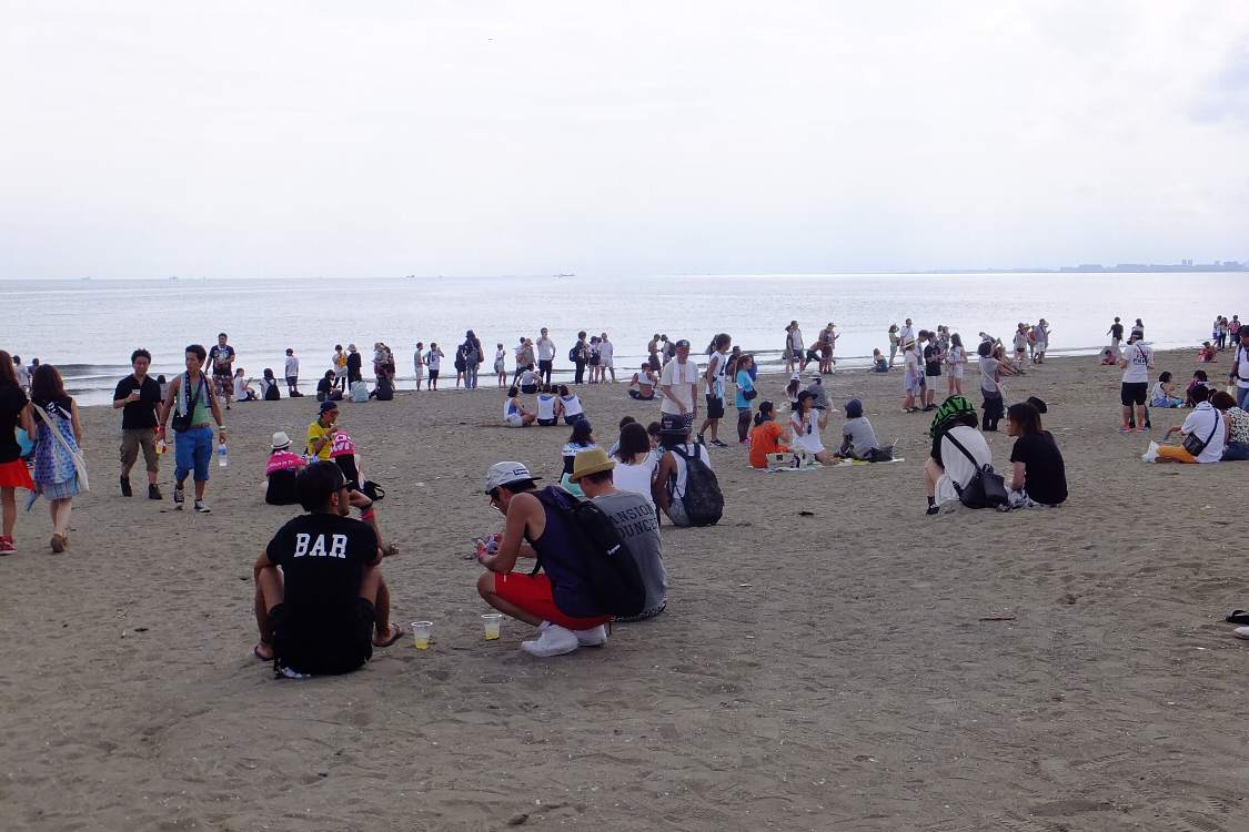 ビーチステージ内の海岸。波打ち際まで行ける。