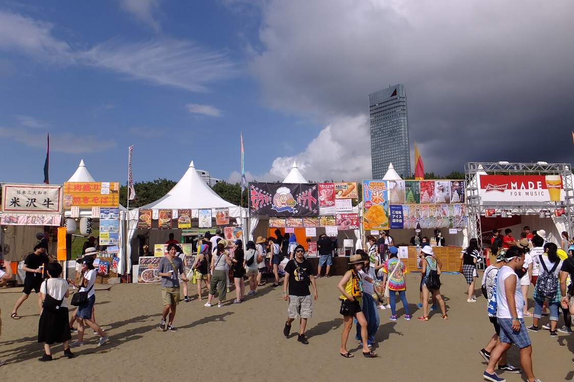 飲食店の並び。丼と麺は6店で一品しかない。