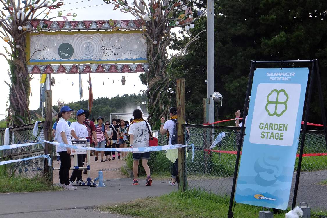 シーサイドビレッジのゲート。リストバンドチェックがある。