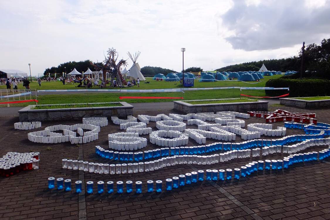 ロウソクによるサマーソニックのロゴ。ロウソクの数が年々増えている。