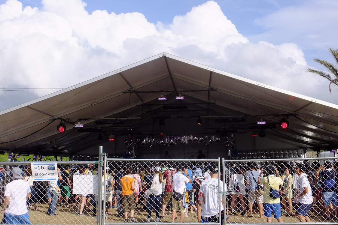 同時に演奏されている2種類の音楽を随時切り替えることができる。大音量を体で感じたい人には不向き。