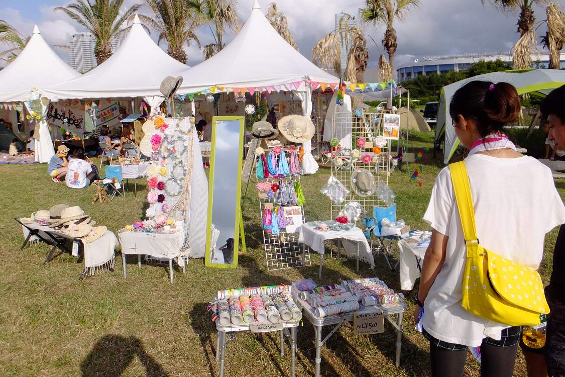 服飾雑貨の販売。