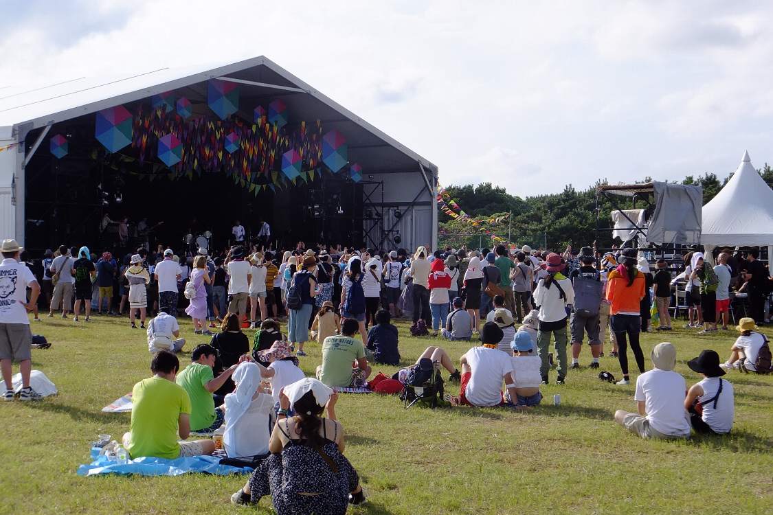 後方は座って見られる。