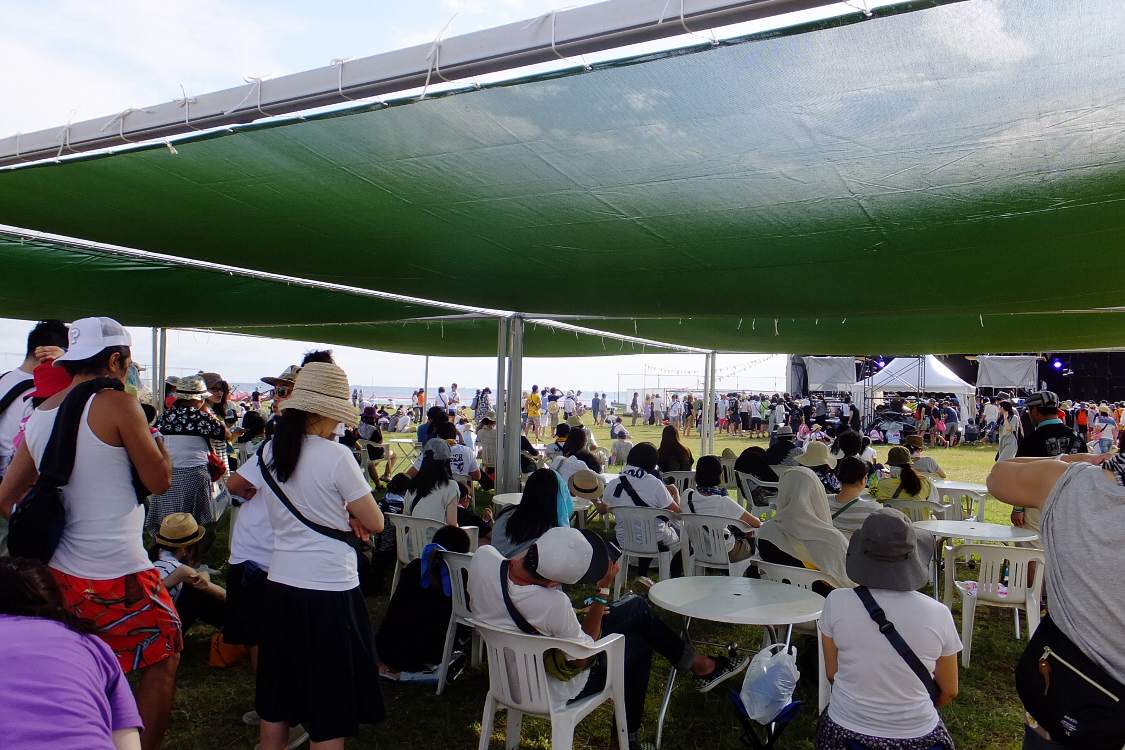 後方の日よけ付きテーブル席。