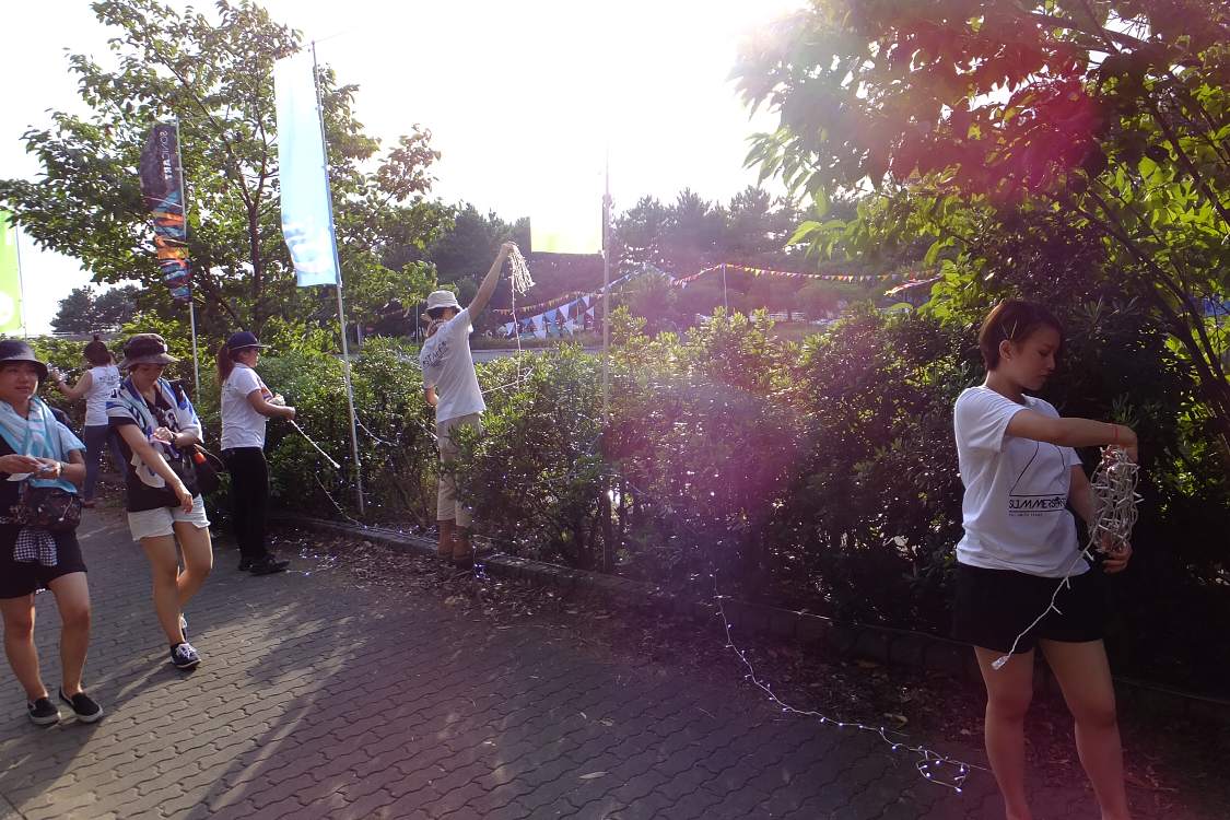 夜に向けて電飾を設置する人。