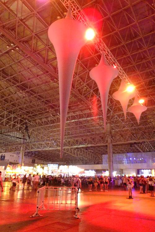 宙づり防止のためか、柵が設けられていた。