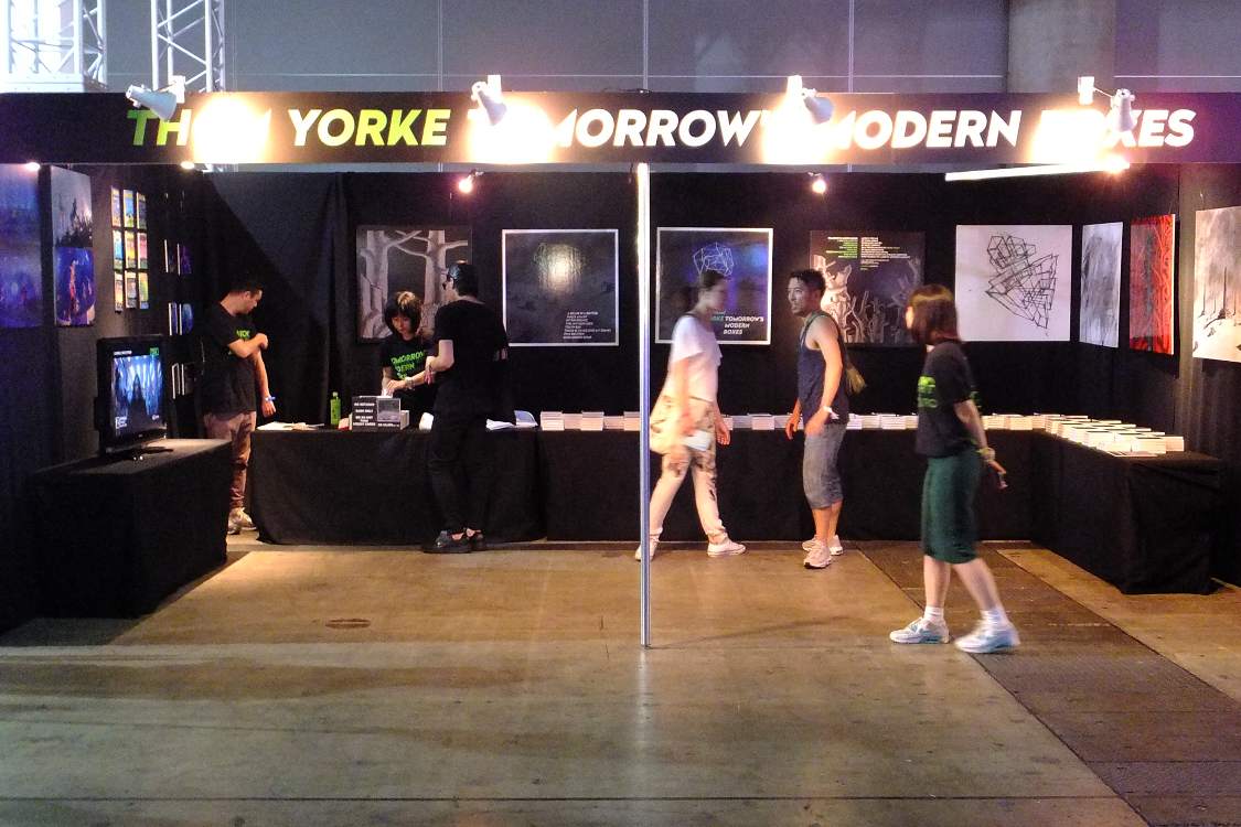 トム・ヨークの「トゥモロー・モダン・ボクシーズ」だけを販売するコーナー。特定のアーティストの特定の作品だけの販売は異例だろう。