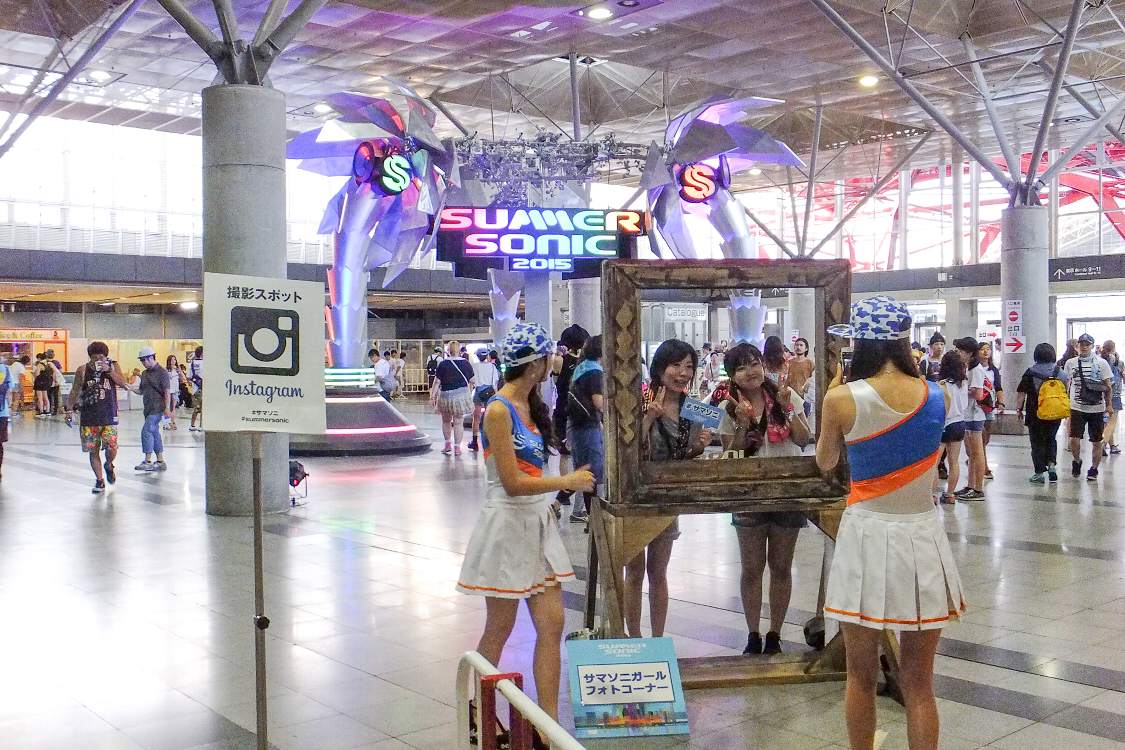 3方向にサマーソニックのロゴがあり、そのひとつに写真コーナーがある。