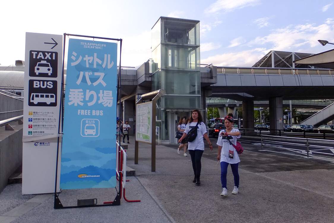 幕張メッセのシャトルバス乗り場。