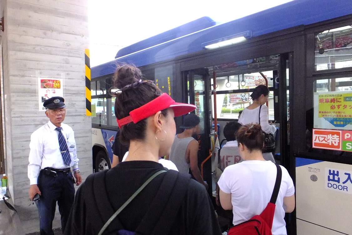 乗車誘導はサマーソニックのスタッフではなく京成バスの社員。