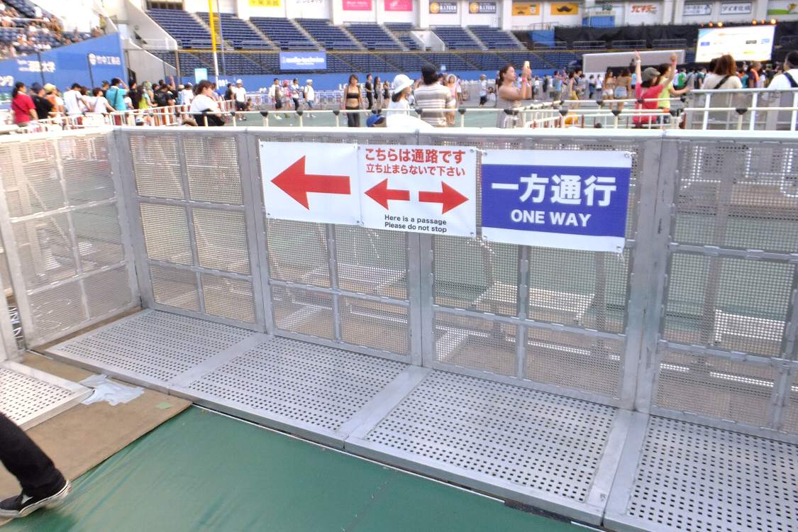 通路を通ると前方にたどりつく。