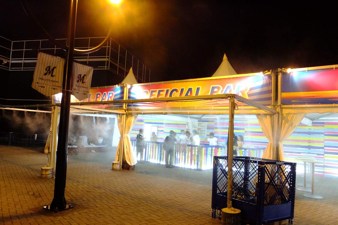 イープラスの公式バー。夜でも霧が噴射されている。