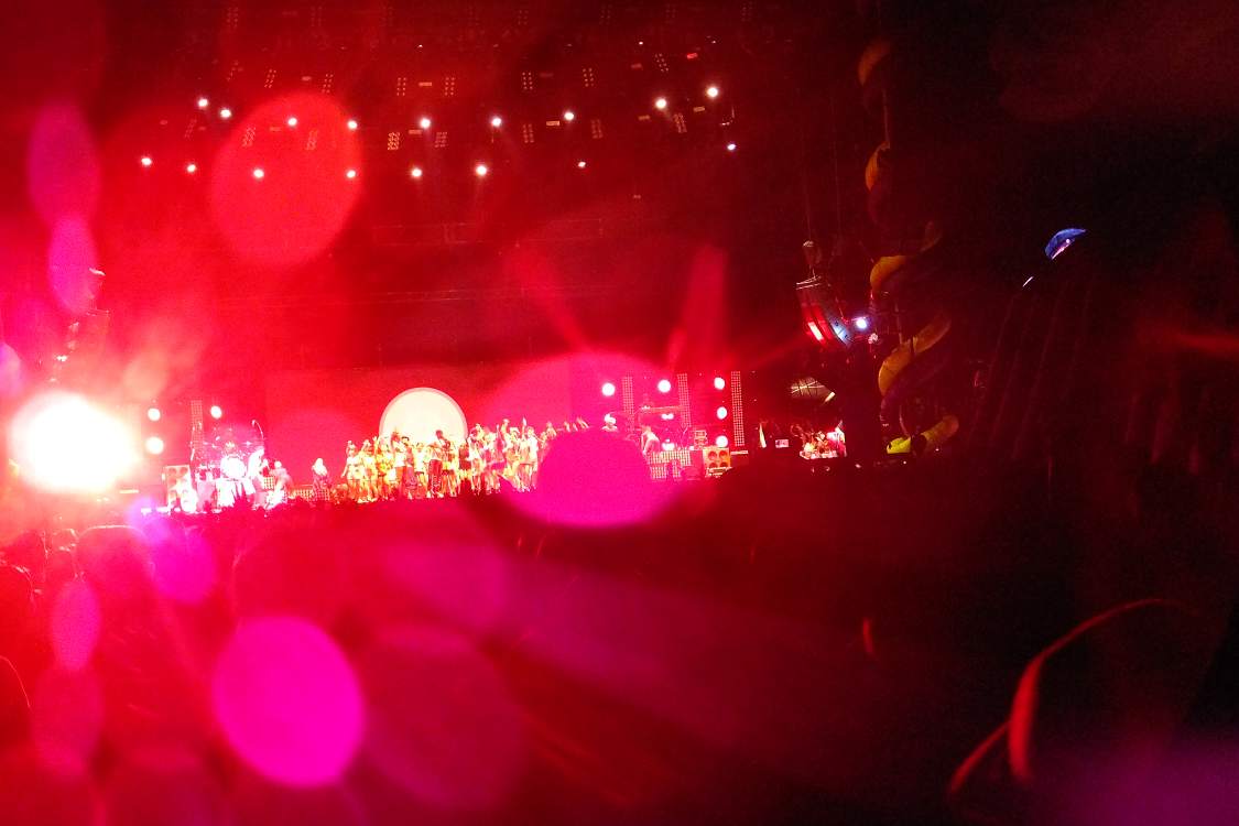 ステージに客がたくさん上がる。