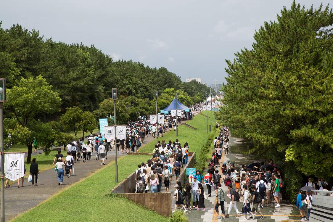 導線のマリンステージ側がリストバンド引換、幕張メッセ側が通常の導線になっています。