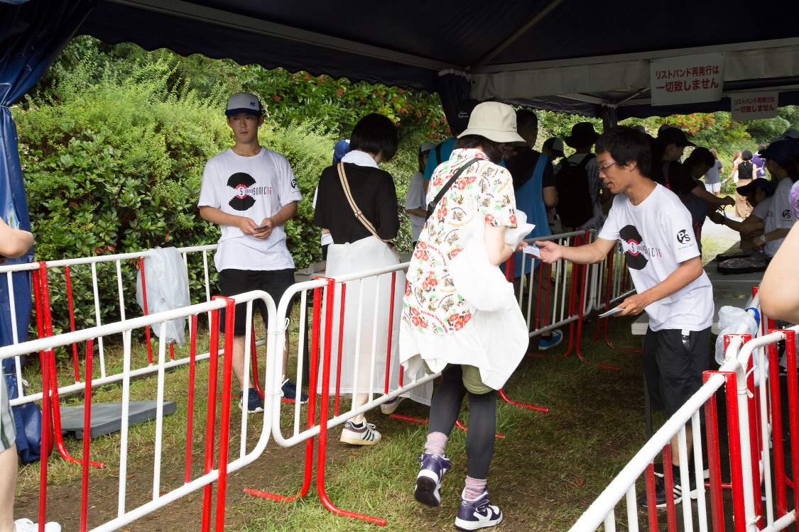 チケットの種類ごとに並ぶ列が分けられています。