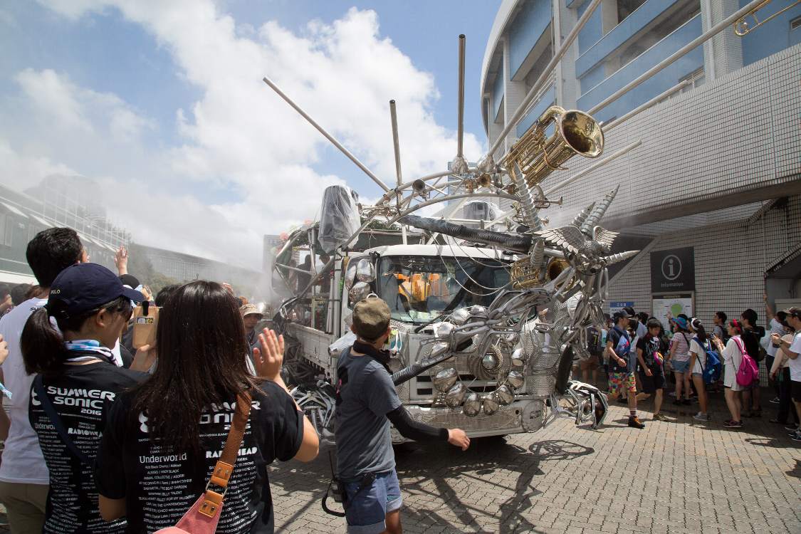 ホースで水を噴射する車。