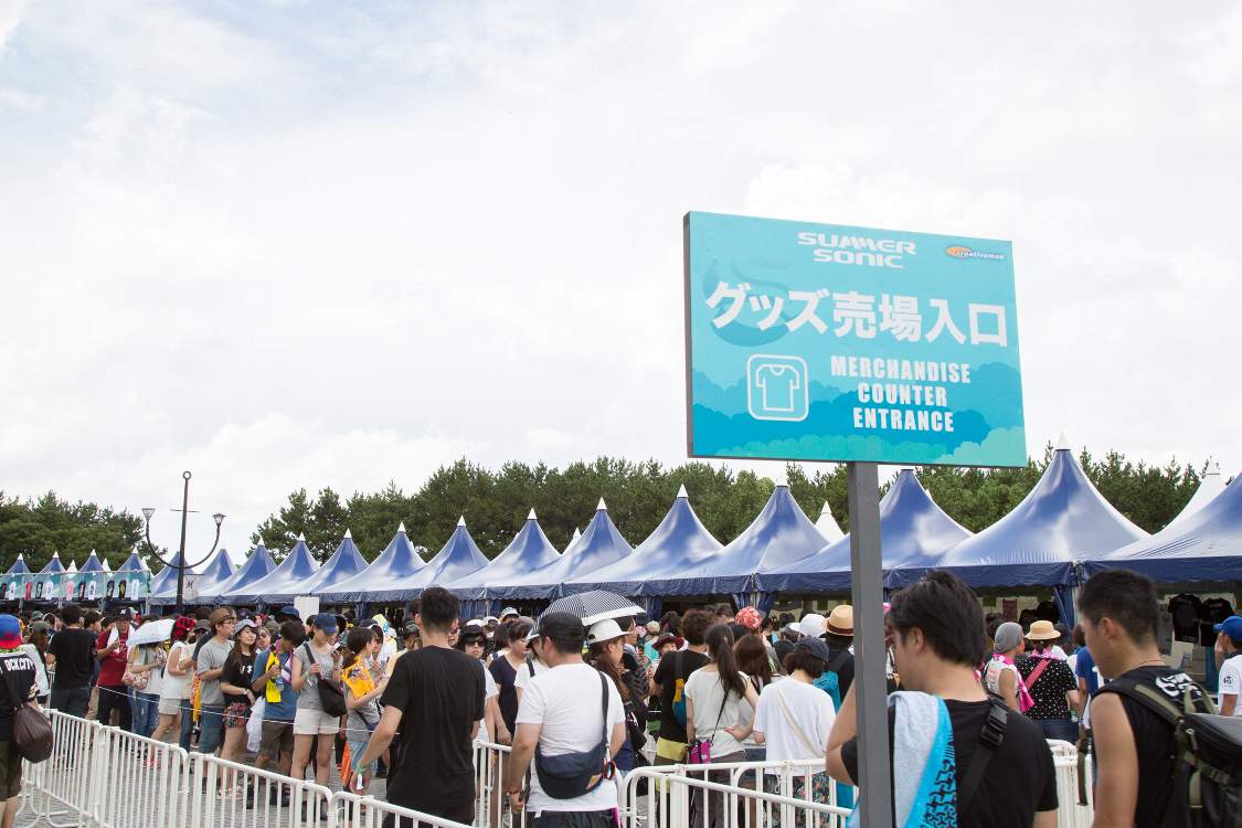グッズ売り場。アーティストグッズとサマーソニック公式グッズに分かれます。