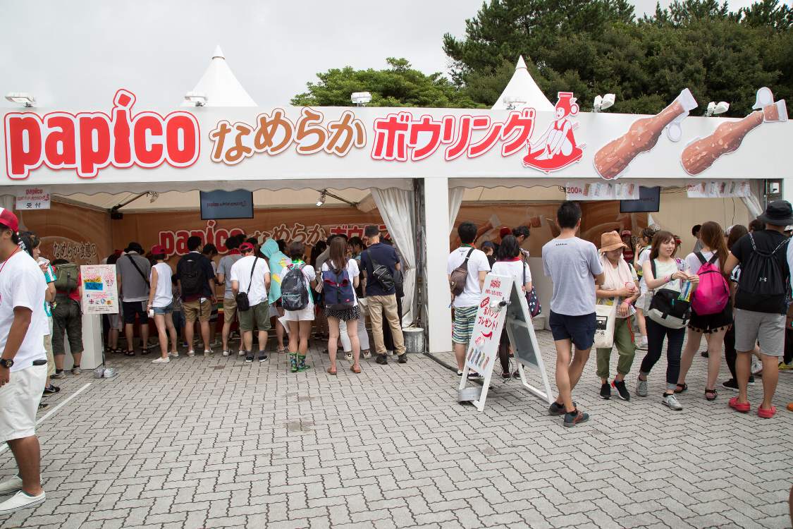 パピコ。テント内でボウリングをやっていました。