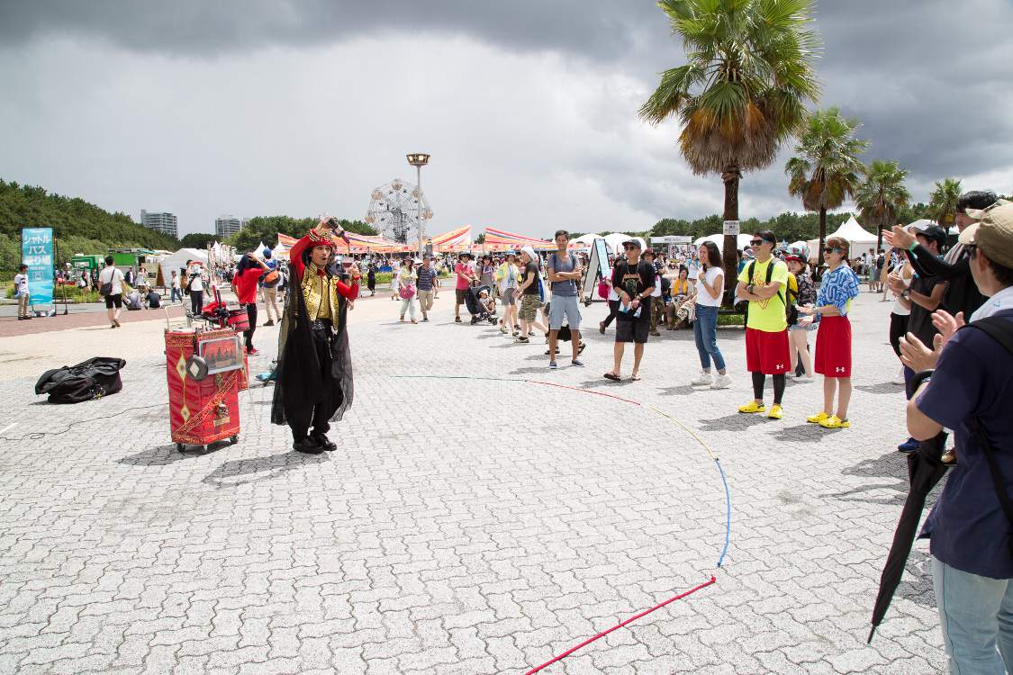 HMVの前での大道芸。