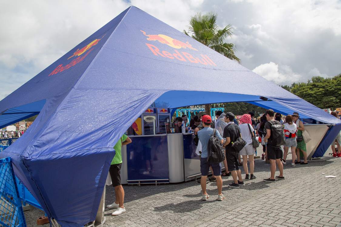 レッドブル。イベント用に設計したような専用のテント。