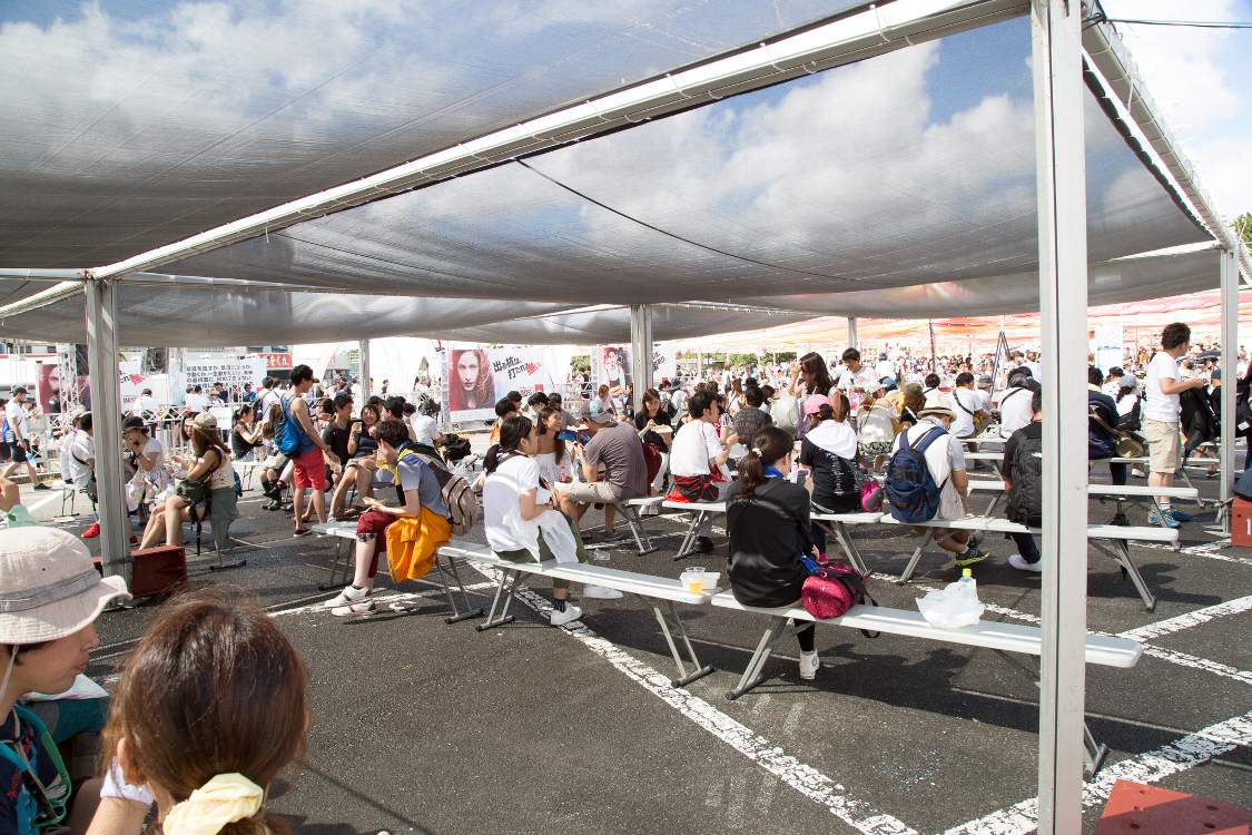 アイランドステージ近くのベンチ席。