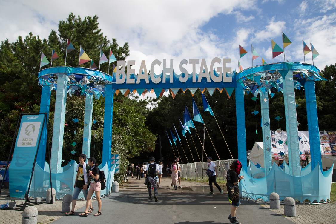 ビーチステージへのゲート。