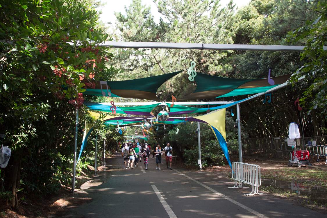 日よけを兼ねたような装飾。