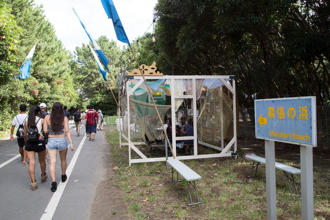 普通のベンチもありました。常設ではないようです。