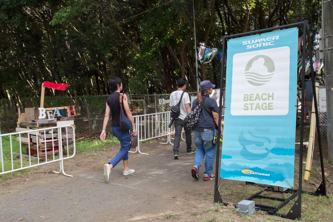 突き当たりで右折。