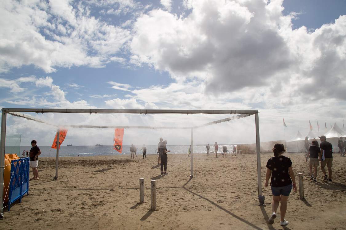 幕張の浜。昨年と同様、噴霧器がありました。