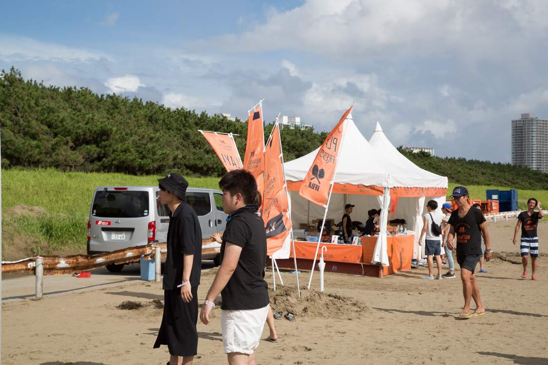 フレスコボールの競技団体とマンハッタンマルガリータのテント。マンハッタンマルガリータは昨年日本に進出してすぐにビーチステージに出店しています。