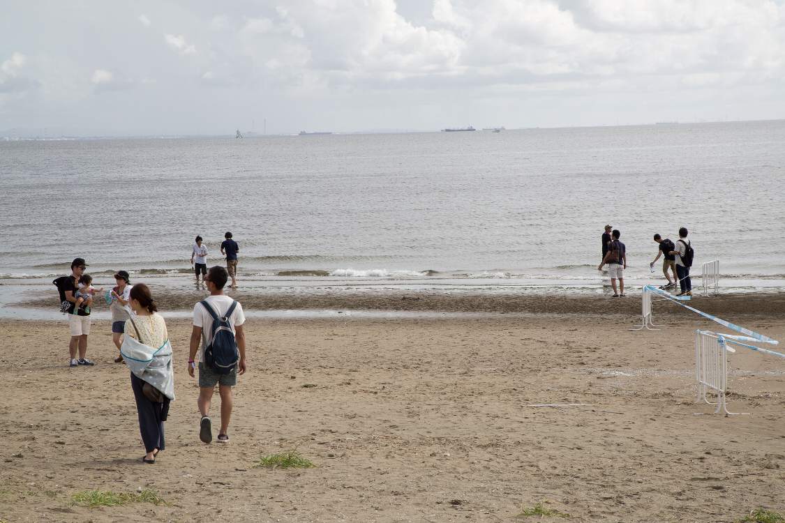 今年は波打ち際がかなり南側まで規制され、外からステージを見ることは不可能でした。