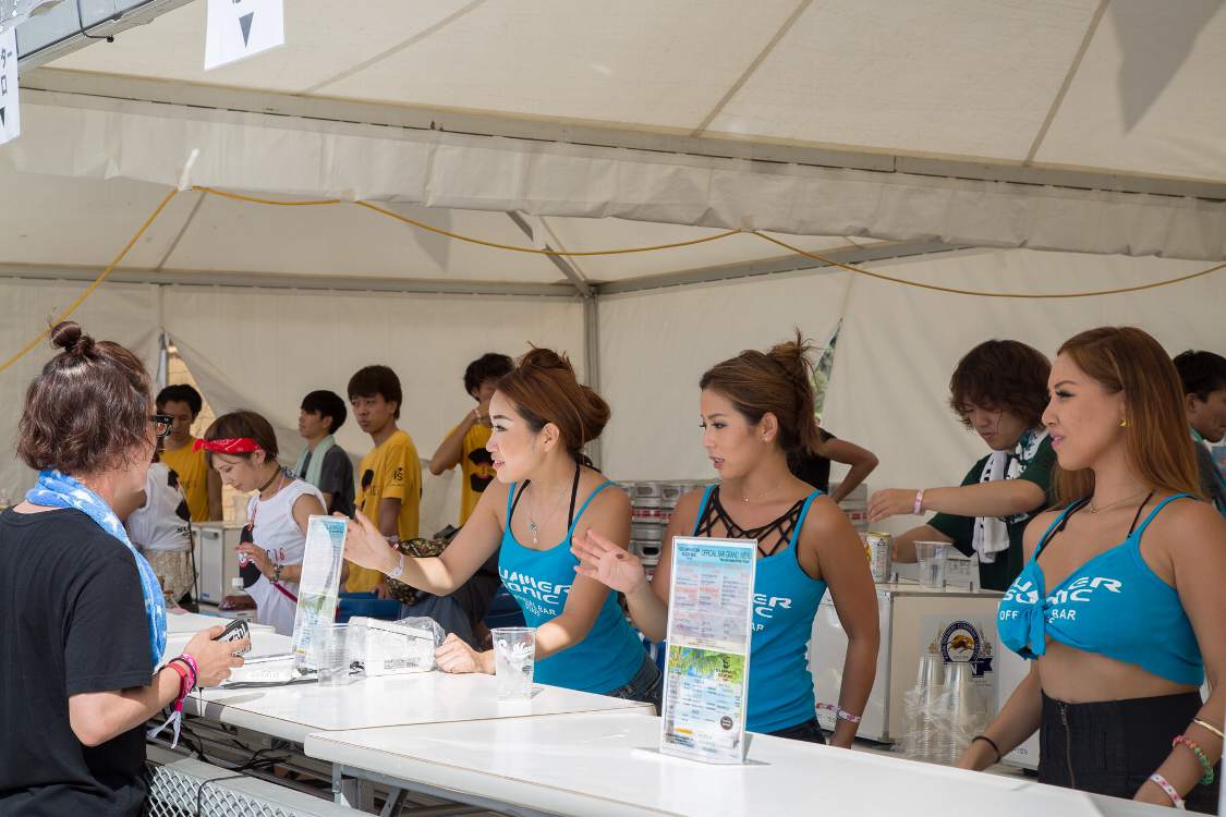 ステージ後方のサマーソニック公式バー。