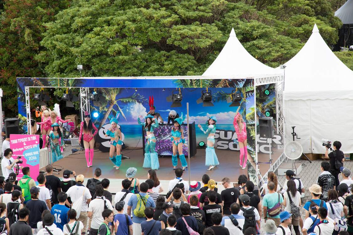 女性がショーをするバー「バーレスク東京」が店の宣伝のために設けたステージでした。