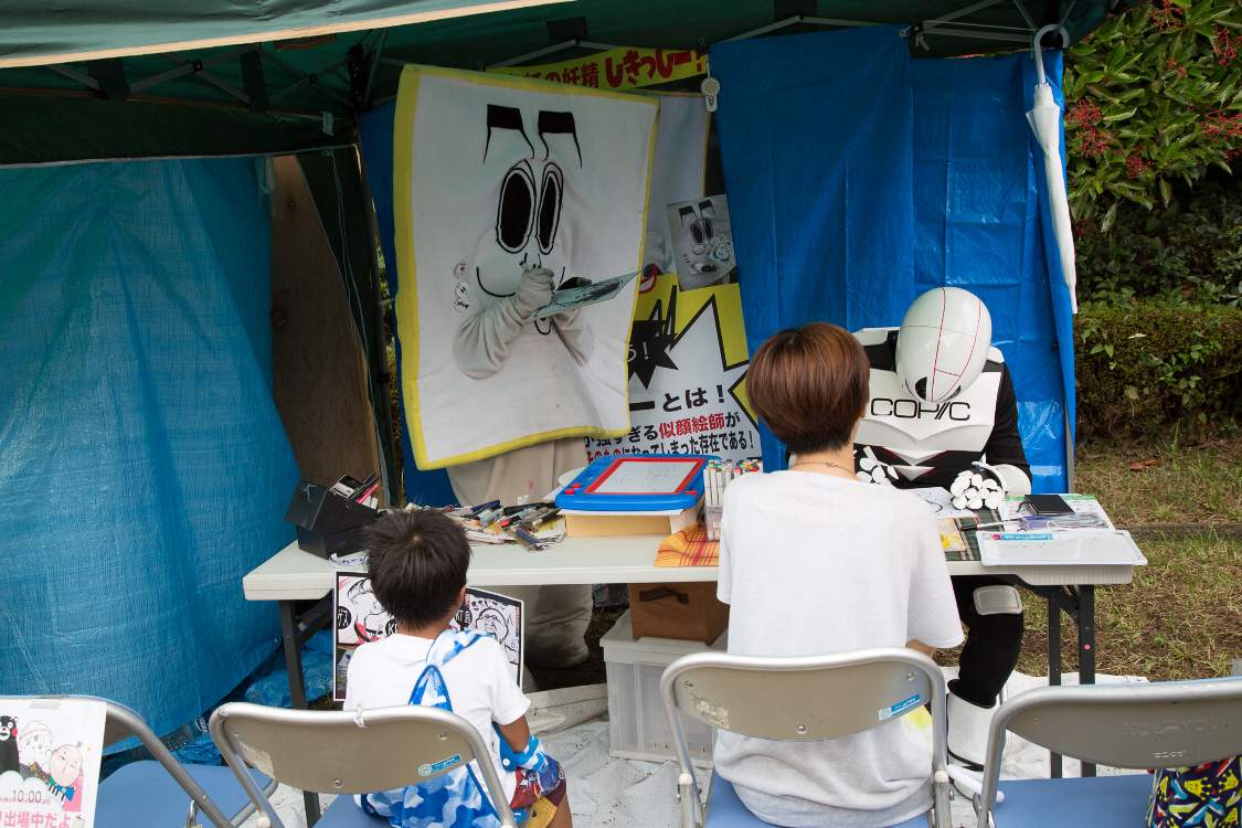 コスプレで似顔絵を描くテント。
