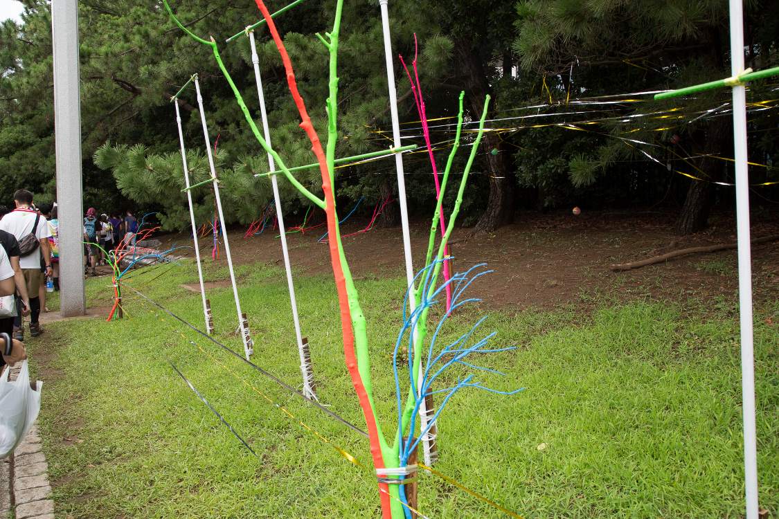 昨年もあった蛍光色で着色の枝。