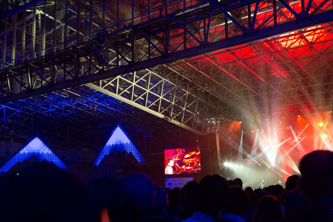 ステージの左右に富士山を模したような装飾。