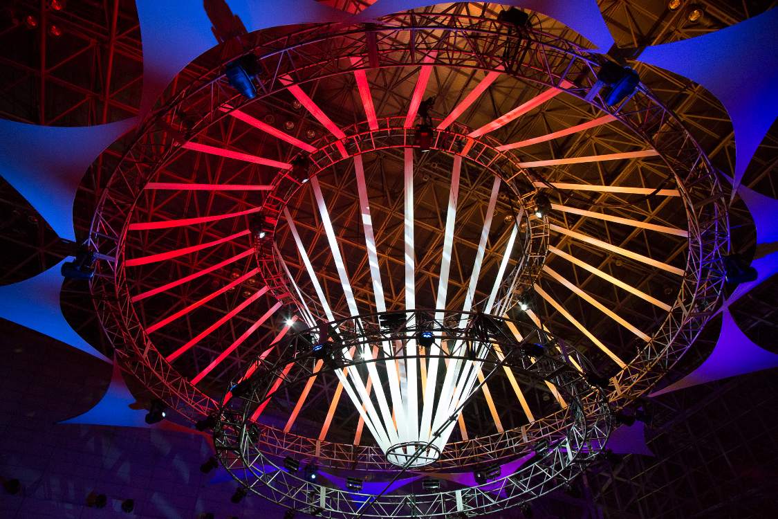 マウンテンステージの天井の大型装飾。