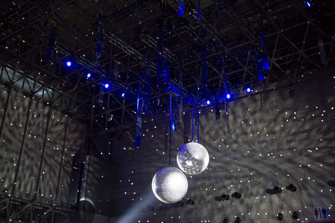 光の演出はミラーボールと照明の直接投光など複数ありました。