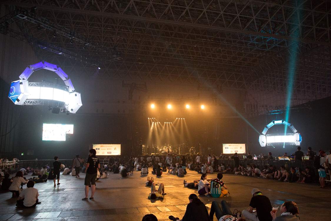 ヘッドフォンを模した大きな装飾が2つありました。