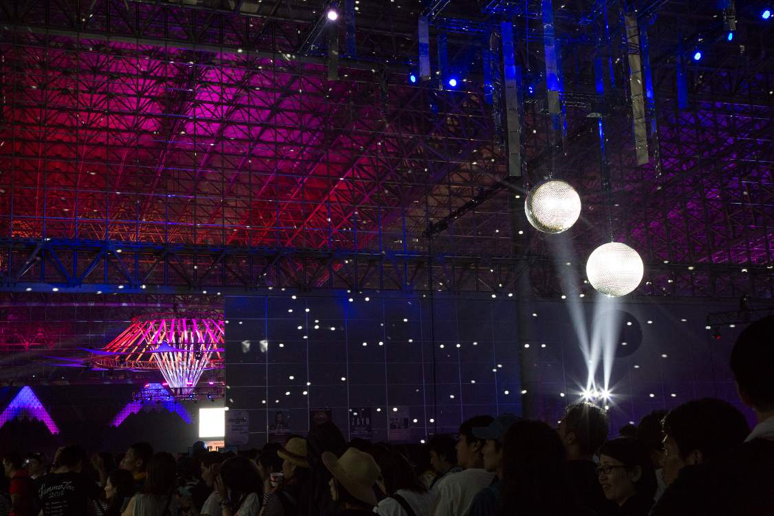 サイレントディスコ側からマウンテンステージの出入り口を覗く。