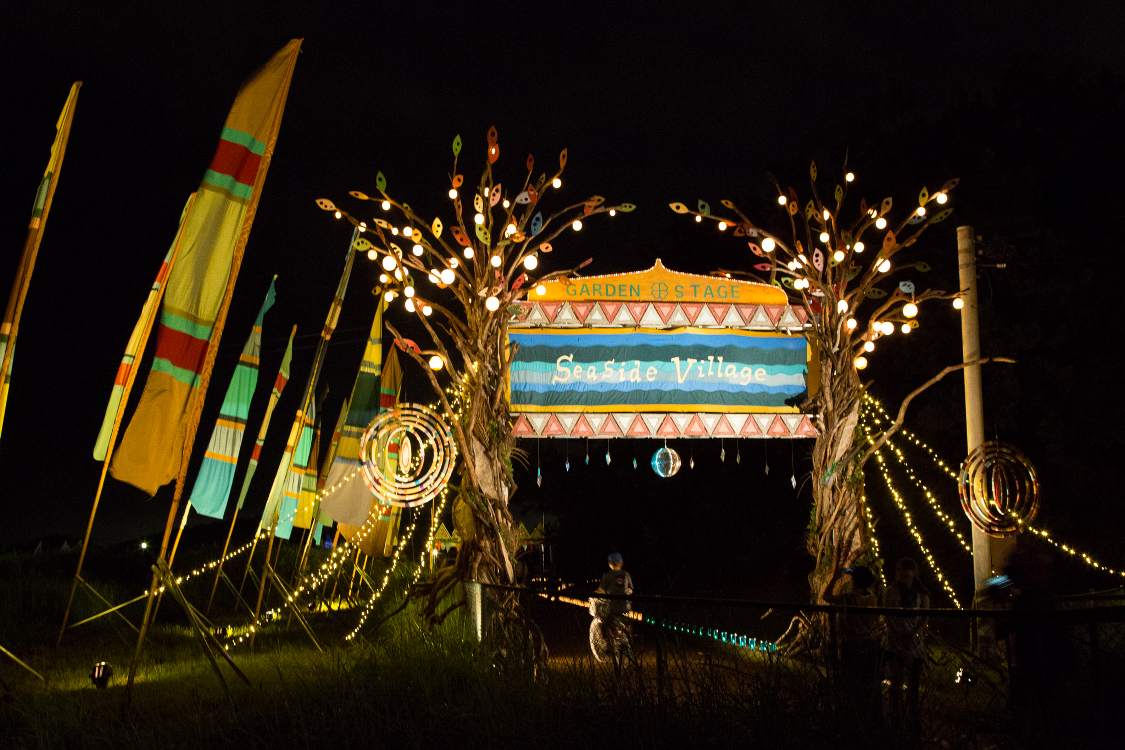 夜。シーサイドビレッジの入り口。