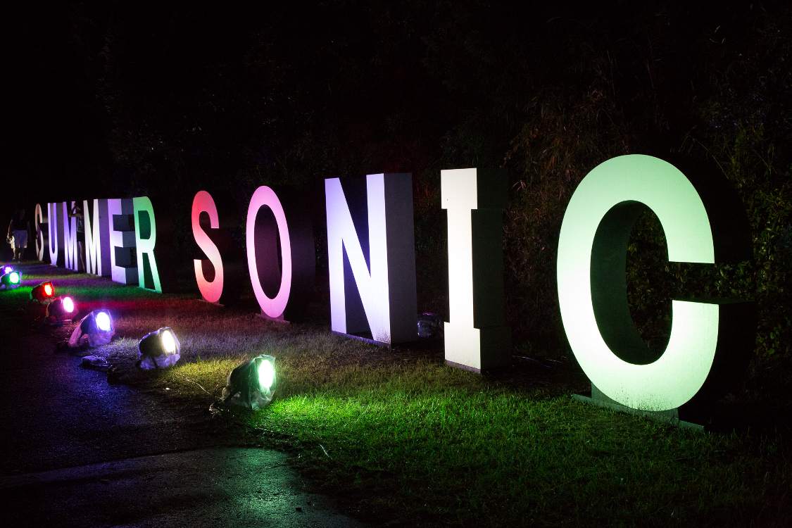 文字オブジェが色つきでライトアップ。