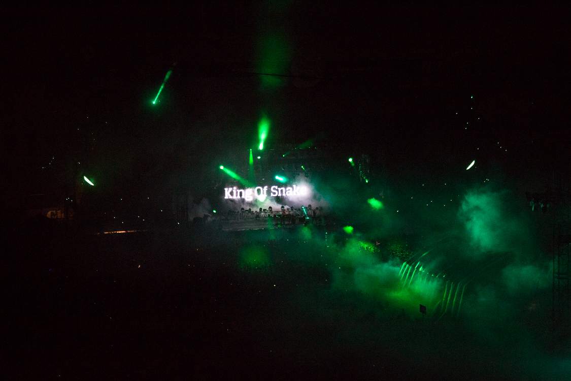 曲ごとにタイトルが表示され、アンダーワールドをあまり知らない人にも親切なライブでした。