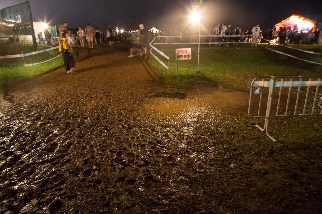 雨でぬかるんだ導線。